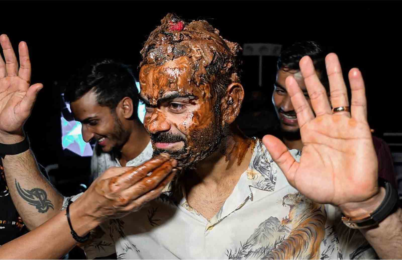 Watch: Virat Kohli Celebrates His 32nd Birthday, RCB Players Smear cake on Skipper's face, Video Went Viral