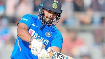 India vs Australia: Sunil Gavaskar Picks Between Rishabh Pant And Wriddhiman Saha vs Australia For 1st Test
