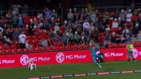 WATCH: Flying Max Bryant Pulls-Off An Amazing Fielding Effort Near Boundary Rope In BBL 2020-21