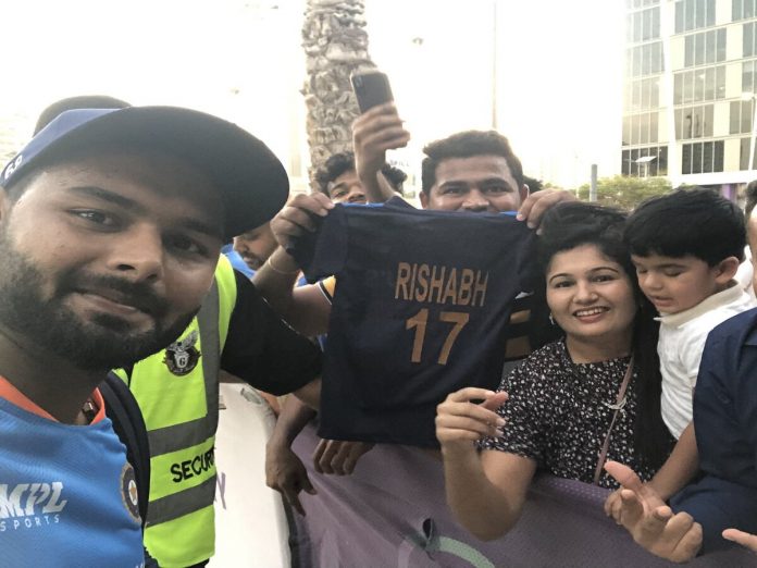 Rishabh Pant with his fan